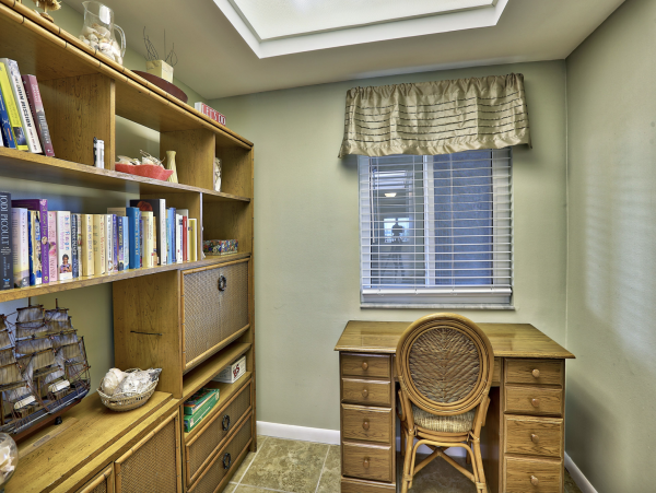 Luxurious Bayfront Condo Steps to beach